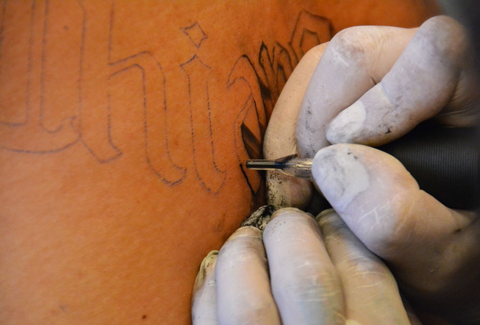 Судебный пристав заставил жителя Улан-Удэ свести татуировку в виде свастики