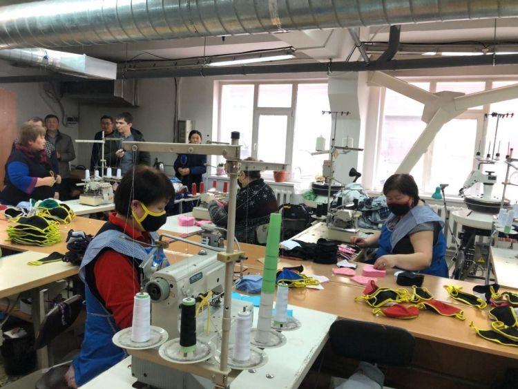 В Улан-Удэ начали шить многоразовые маски с национальным колоритом