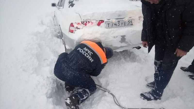 В Бурятии спасатели пришли на помощь пленникам снежного заноса