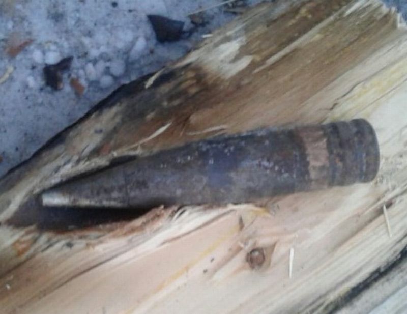 Улан-удэнец обнаружил в расколотом полене 30-милиметровый снаряд 
