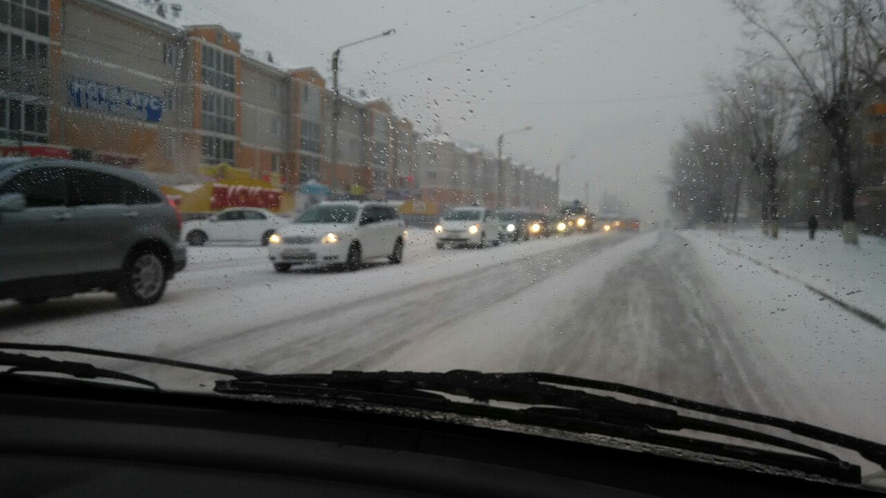 Выпавший "внезапно" снег в Улан-Удэ спровоцировал десятки ДТП и огромные пробки