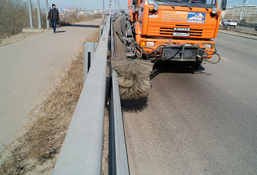Бурятия. Улан-Удэ. Коммунальная спецтехника чистит ограждение вдоль дороги