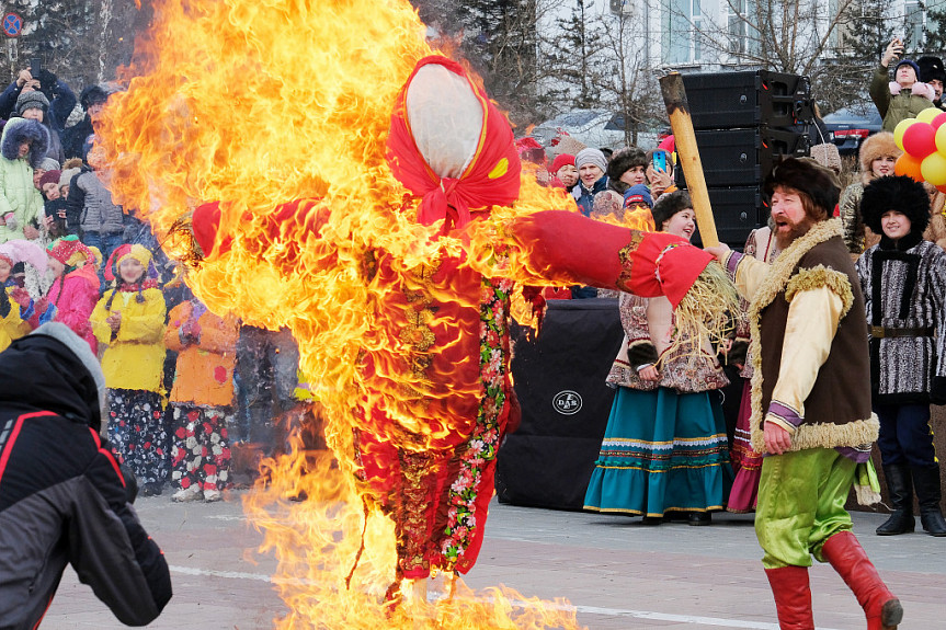 Масленица в Бурятии. Сожжение чучела в Улан-Удэ 10 марта 2019 года