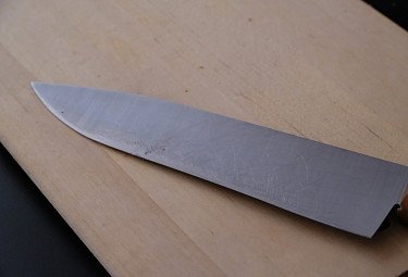 Большой кухонный нож на разделочной доске