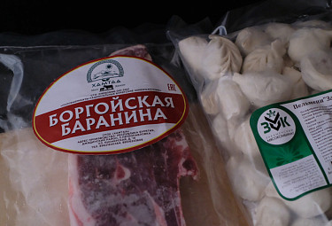Мясные полуфабрикаты из Бурятии. Упаковка баранины и упаковка пельменей