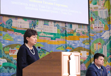 Татьяна Базякина на трибуне. В углу справа - Анатолий Белоусов. Улан-Удэ
