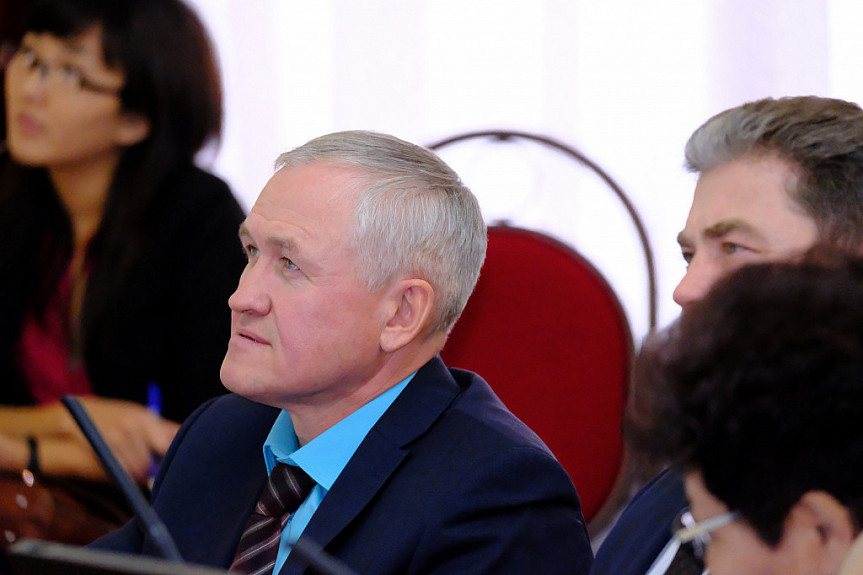 Бурятия. Игорь Бобков на сессии бурятского парламента. 2018 год