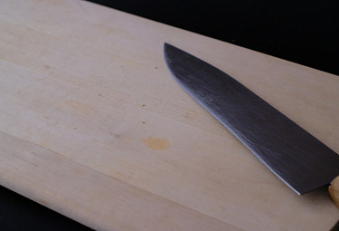 Нож и деревянная разделочная доска