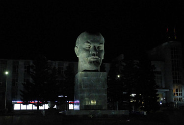 Улан-Удэ. Памятник Ленину в центре города ночью (2021 год)
