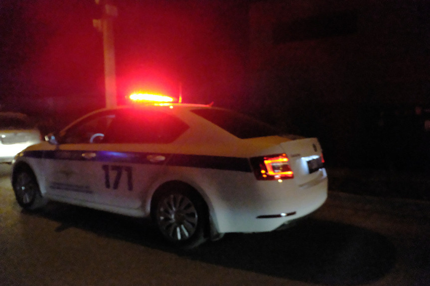 Россия. Ночной патруль дорожной полиции на служебной машине с мигалкой