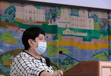 Светлана Трифонова выступает перед горсоветом. Город Улан-Удэ. 2021 год