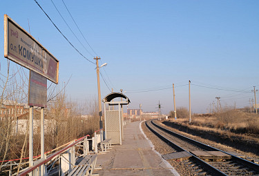 Железная дорога. Станция "Комушка" в Улан-Удэ: перрон, рельсы, столбы, скамейка, указатель, переход через рельсы